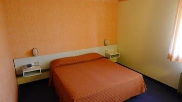 Kahden hengen huone (yksi tai kaksi sänkyä) | Tallelokero huoneessa, työpöytä