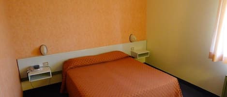 Chambre double ou avec lits jumeaux | Coffre-fort, bureau, espace de travail pour ordinateurs portables