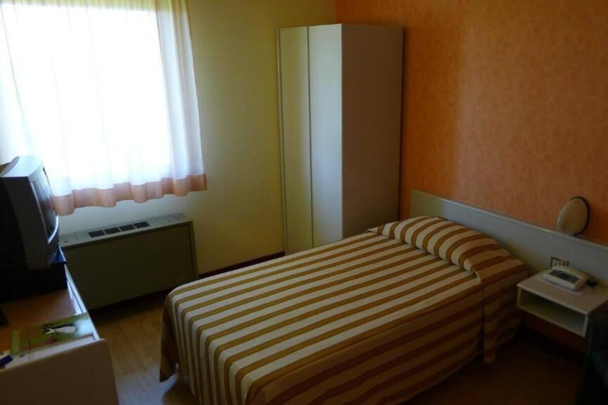 Single Room | In-room safe, desk, laptop workspace, soundproofing