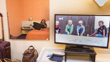 Kamar Double atau Twin | Brankas, meja kerja, ruang kerja ramah laptop, dan kedap suara
