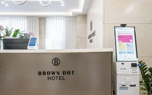 A reception desk at Brown Dot Hotel with a digital display and a Samsung Pay card reader. - Brown Dot Hotel Daecheon Beach Boryeong (Boryeong)