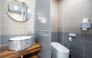 Phòng đôi cơ bản | Phòng tắm | Đồ dùng nhà tắm miễn phí, máy sấy tóc, khăn tắm, dầu gội 