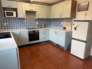 Fridge, microwave, oven, stovetop - Rent my Beach Home By The Sea (Morpeth)