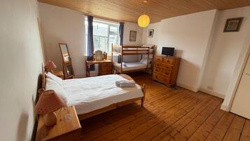 2 bedrooms, iron/ironing board, bed sheets