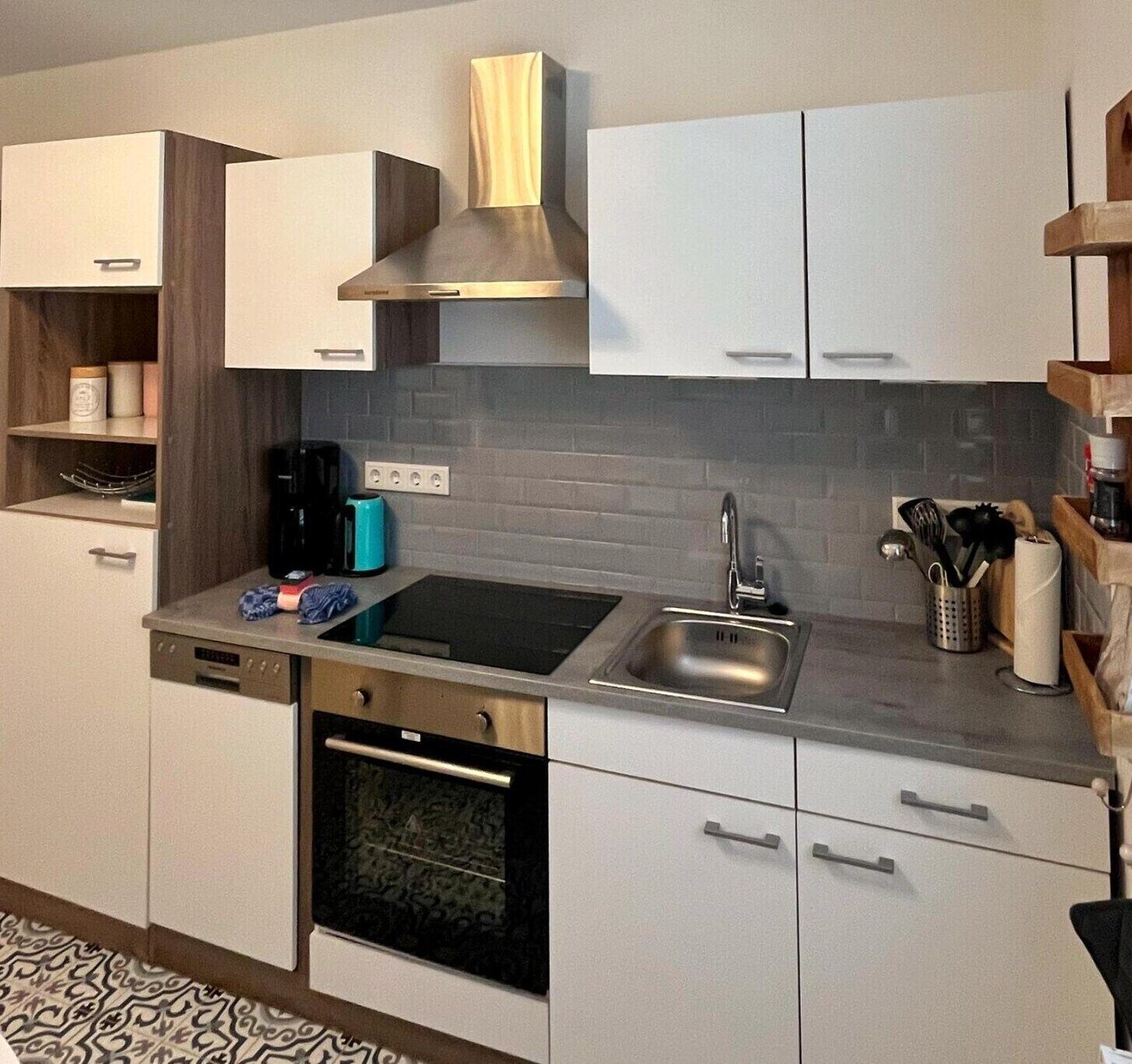 Wasserkocher mit Kaffee-/Teezubehör, Kühlschrank, Mikrowelle, Ofen
