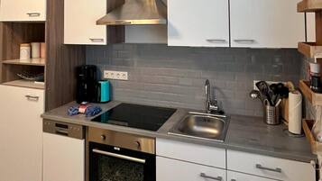 Wasserkocher mit Kaffee-/Teezubehör, Kühlschrank, Mikrowelle, Ofen