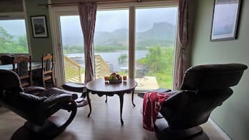 House, 3 Bedrooms, Patio, Mountain View | Living room