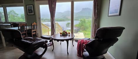 Ferienhaus, 3 Schlafzimmer, Terrasse, Bergblick | Wohnzimmer