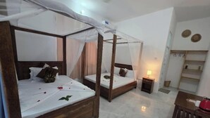 Habitación triple, vista a la playa | Caja de seguridad en la habitación y tabla de planchar con plancha 