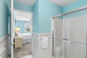 Un baño con ducha, inodoro y lavamanos.