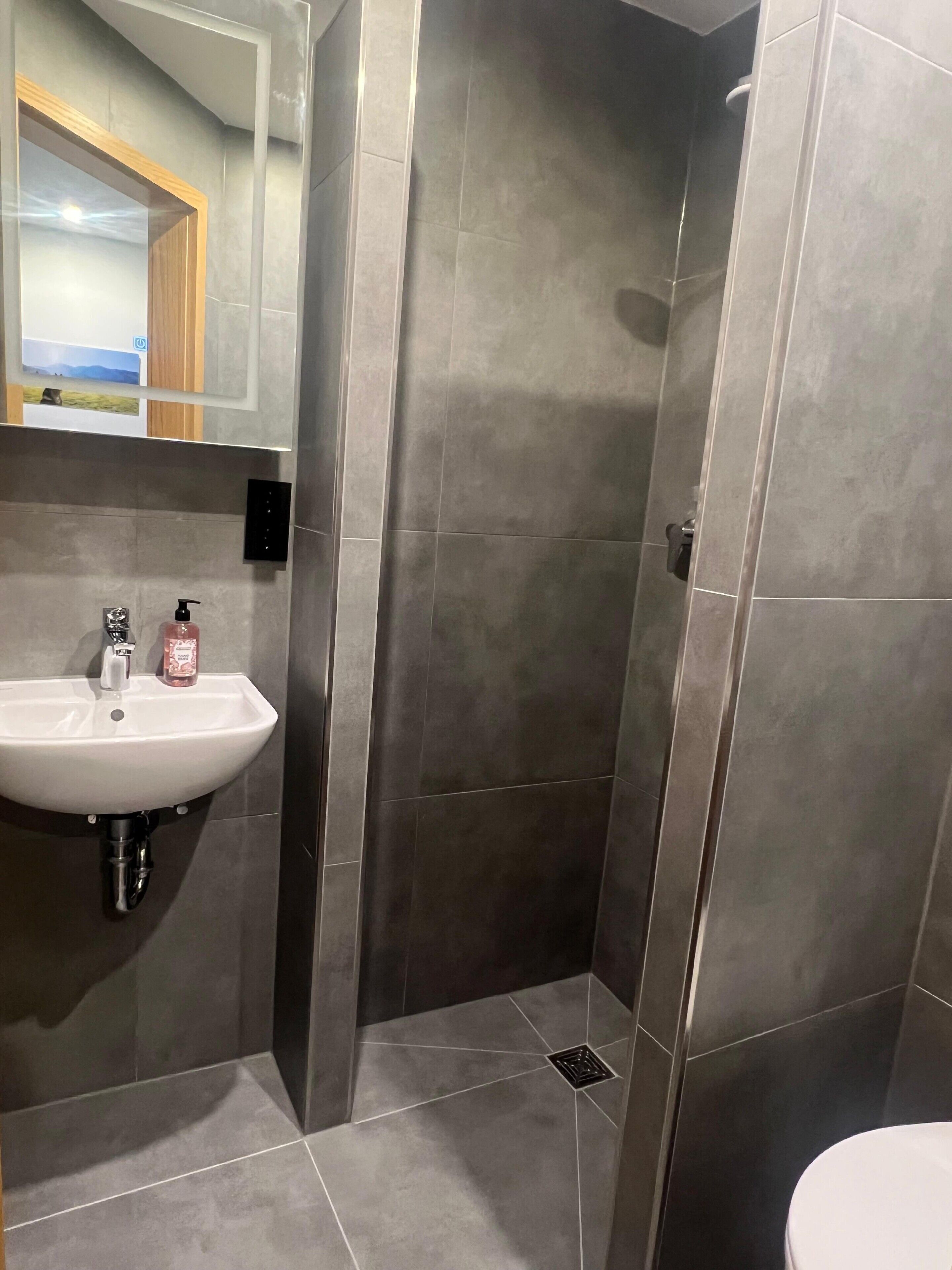 Shower, hair dryer, towels