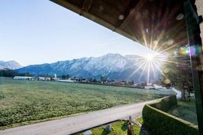 A road leading to a mountainous area with a clear sky and sunlight. - Room "Zimmer 2 Schulerhof" with Mountain View and Wi-Fi (Oberau)
