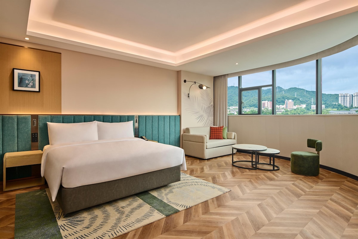Kamar Deluks, 1 Tempat Tidur King dengan tempat tidur Sofa, pemandangan gunung | Selimut bulu angsa, meja kerja, dan tirai kedap cahaya