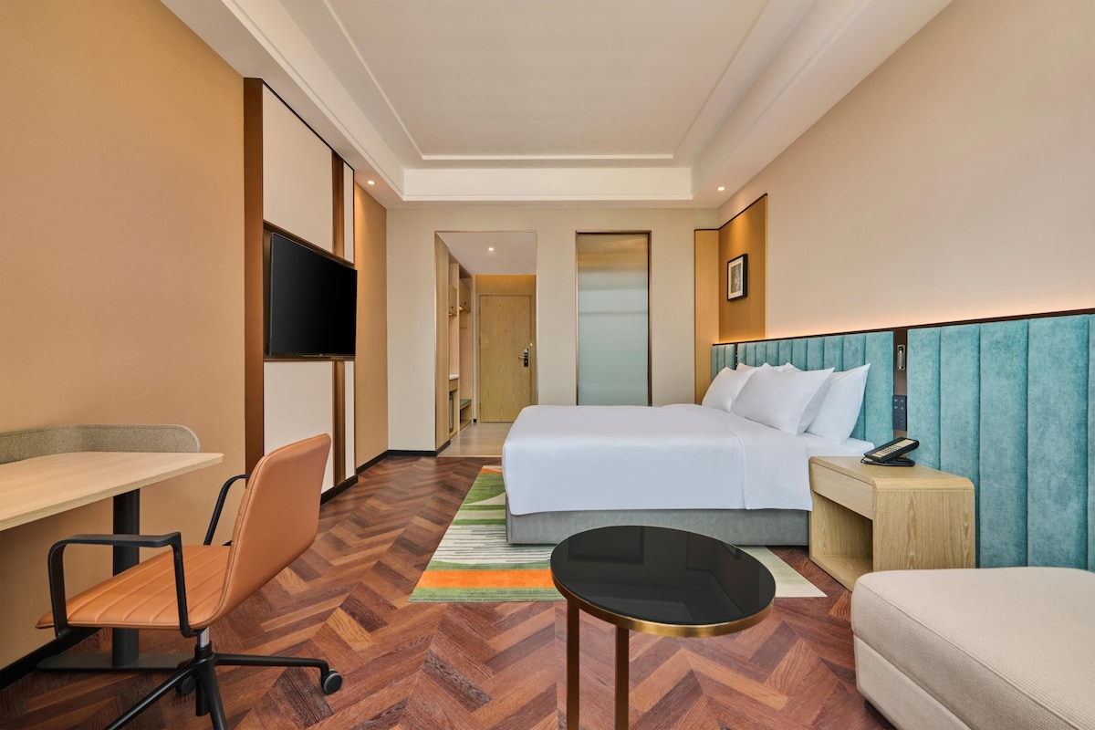 Kamar, 1 Tempat Tidur King | Selimut bulu angsa, meja kerja, dan tirai kedap cahaya