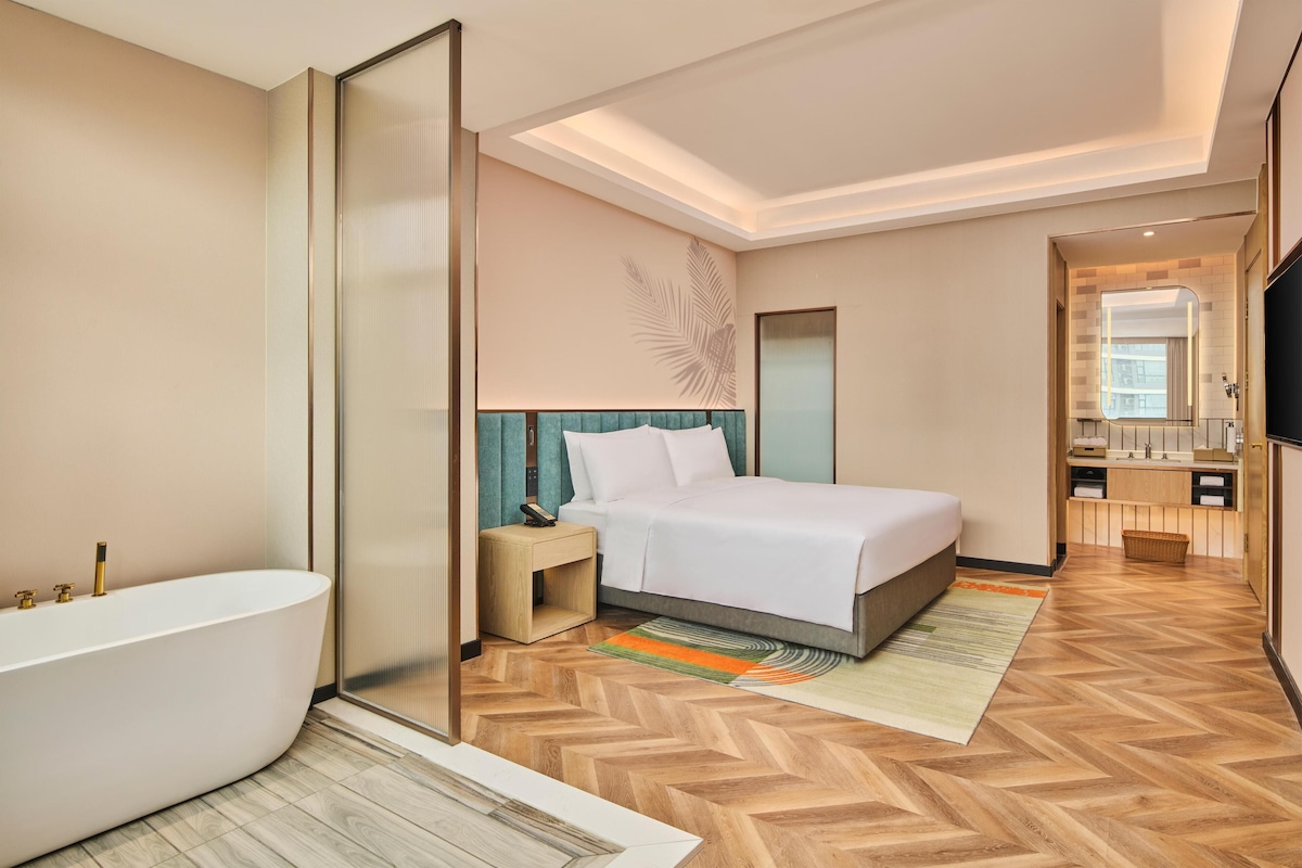 Suite Deluks, 1 Tempat Tidur King | Selimut bulu angsa, meja kerja, dan tirai kedap cahaya