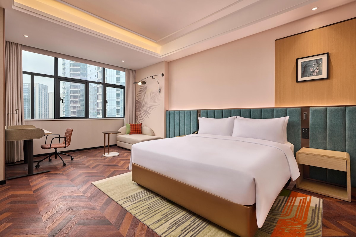 Kamar, 1 Tempat Tidur King, akses difabel | Selimut bulu angsa, meja kerja, dan tirai kedap cahaya