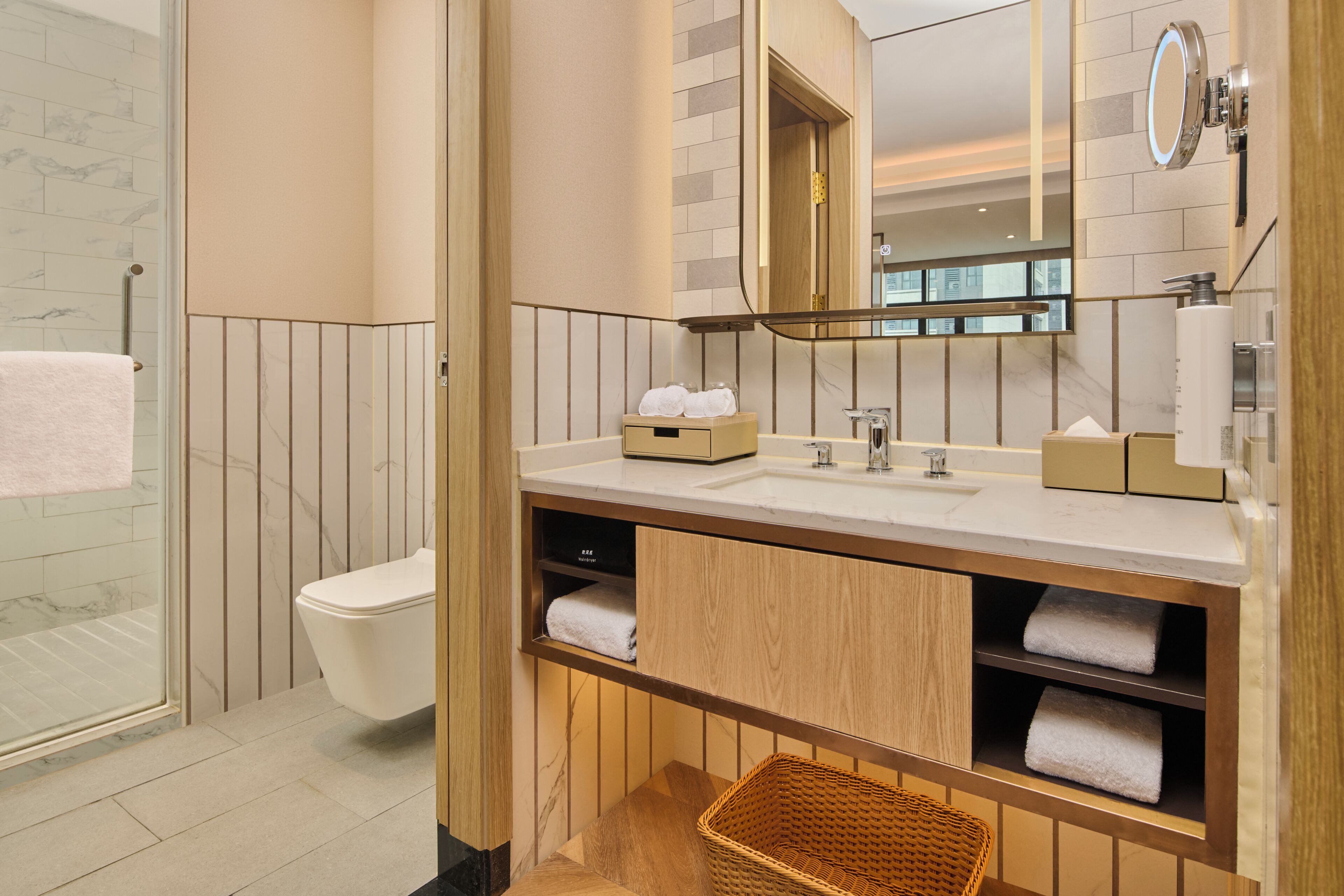 Suite Deluks, 1 Tempat Tidur King | Selimut bulu angsa, meja kerja, dan tirai kedap cahaya