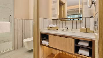 Suite Deluks, 1 Tempat Tidur King | Selimut bulu angsa, meja kerja, dan tirai kedap cahaya