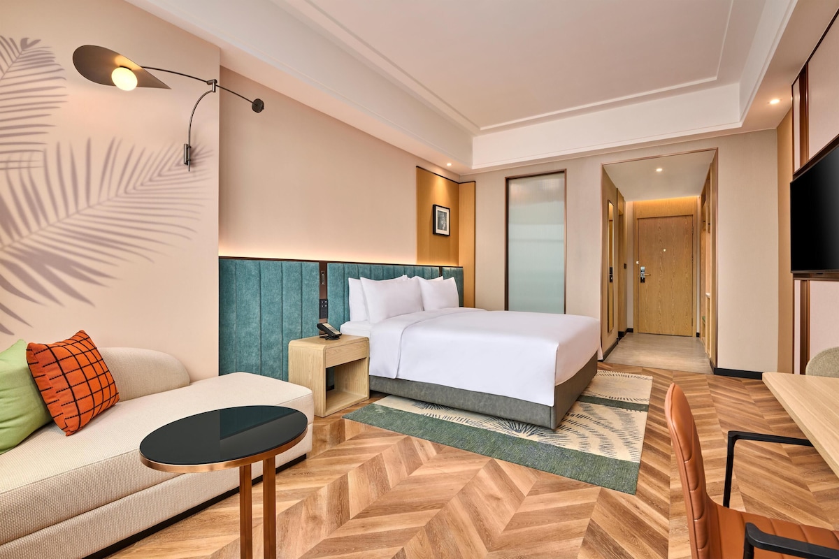 Kamar, 1 Tempat Tidur King (High Floor) | Selimut bulu angsa, meja kerja, dan tirai kedap cahaya