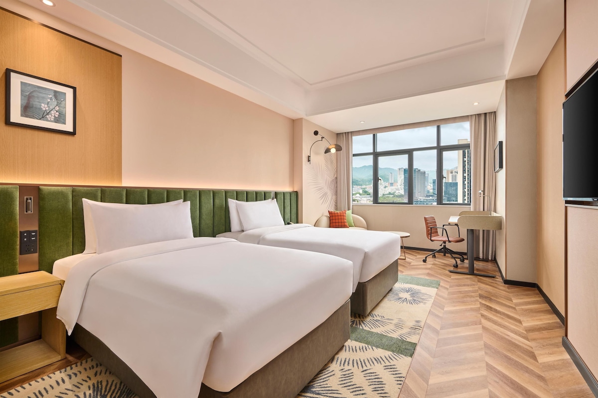 Kamar Twin, 2 Tempat Tidur Twin (High Floor) | Selimut bulu angsa, meja kerja, dan tirai kedap cahaya