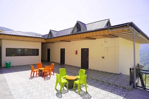 Outdoor dining - Hotel Ekant Valley (Chakrata)