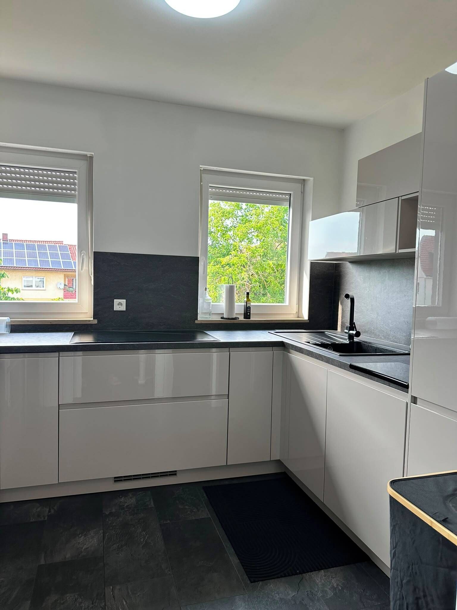 Kühlschrank, Ofen, Kochgeschirr/Geschirr/Besteck, Esstisch
