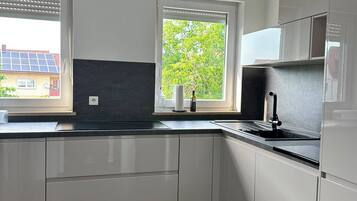 Kühlschrank, Ofen, Kochgeschirr/Geschirr/Besteck, Esstisch