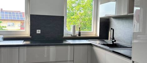 Kühlschrank, Ofen, Kochgeschirr/Geschirr/Besteck, Esstisch