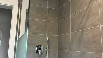 Dusche, Handtücher, Toilettenpapier