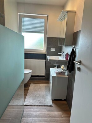 Douche, serviettes fournies, papier toilette