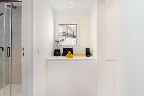 A modern bathroom with a shower, a sink, and a mirror. - Santos Stay Near Picturesque Rua Verde (Lisboa)