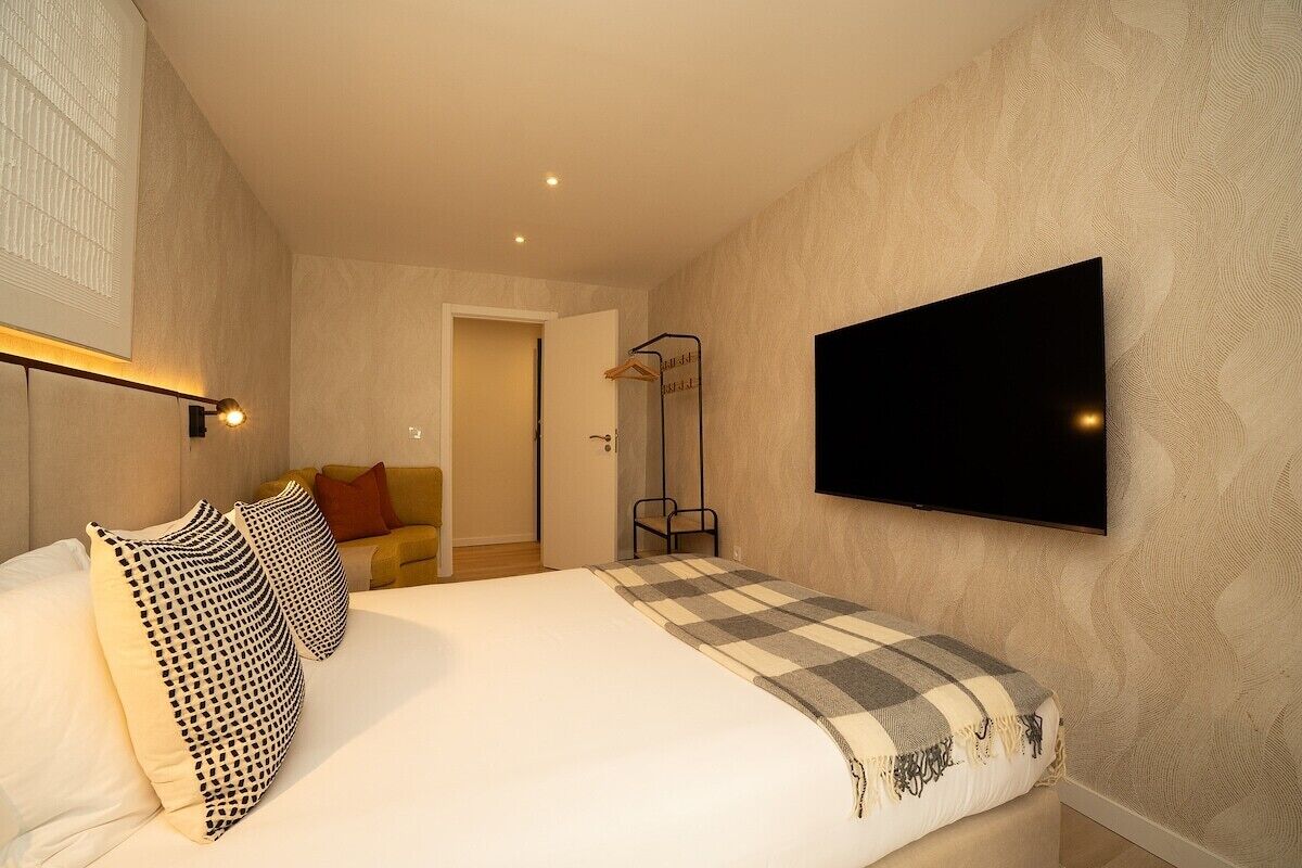 5 bedrooms, iron/ironing board, WiFi, bed sheets