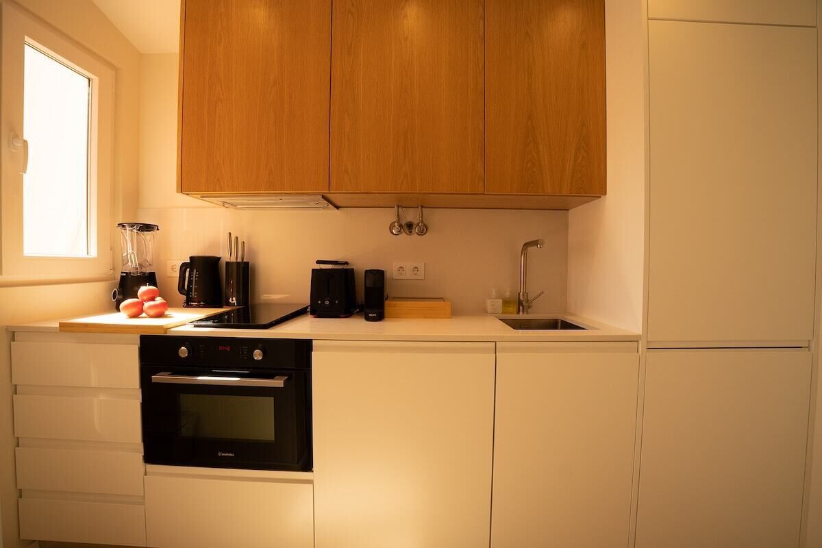 Cafeteira/chaleira, micro-ondas, fogão, cooktop