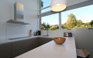 Wasserkocher mit Kaffee-/Teezubehör, Kühlschrank, Mikrowelle, Ofen