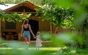 Eine Holzhütte mit Veranda und kleiner Terrasse.