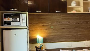 Escritorio, espacio para trabajar con laptop y wifi gratis