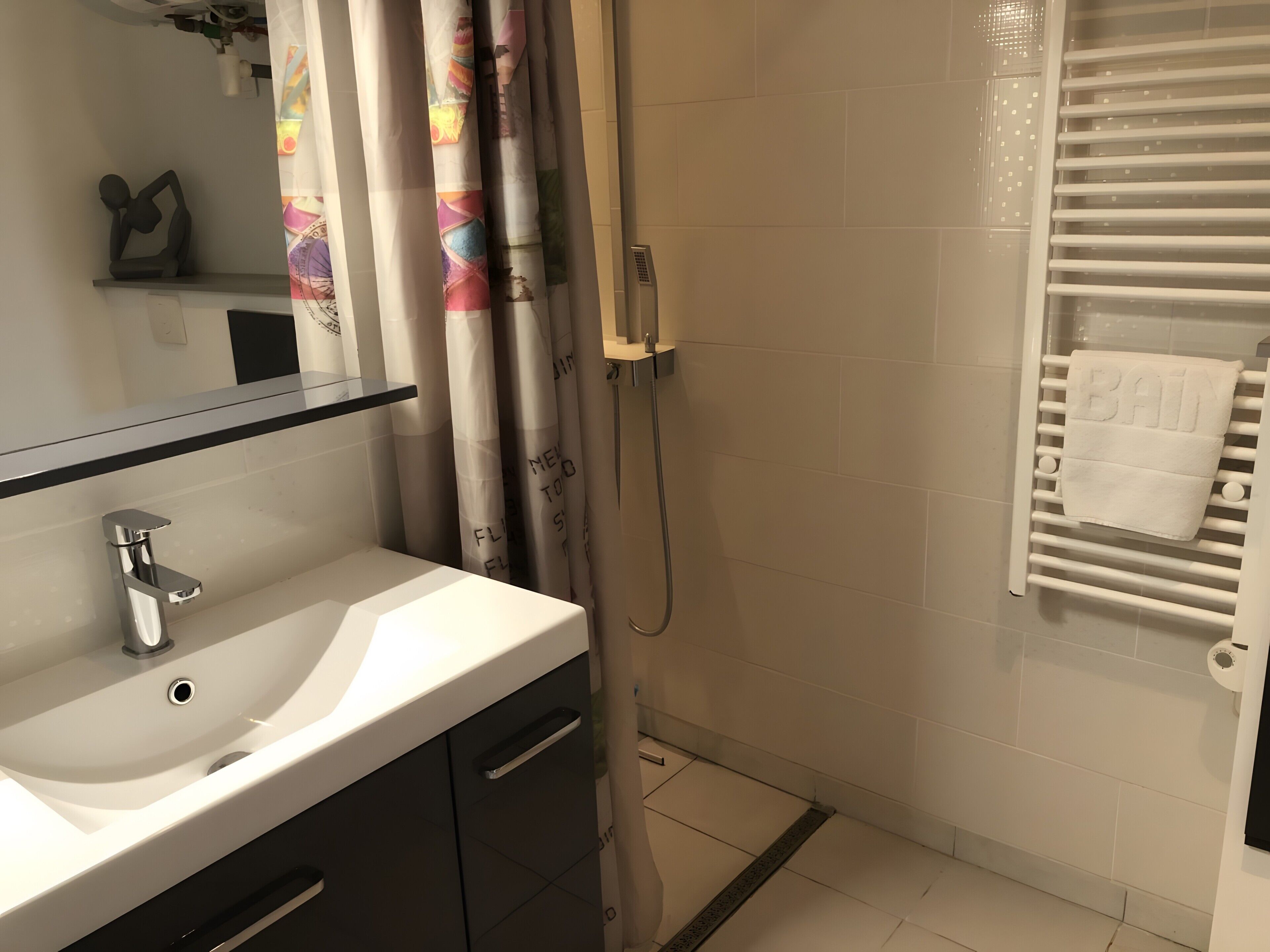 Dusche, Haartrockner, Handtücher
