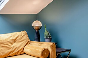 A room with a sofa, a lamp, and a potted plant. - Host & Stay | The Georgian Quarter @ Catharine V (Liverpool)