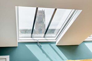 Een dakraam met uitzicht op een historisch gebouw.