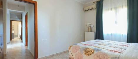 3 habitaciones, tabla de planchar con plancha, cuna de viaje y wifi