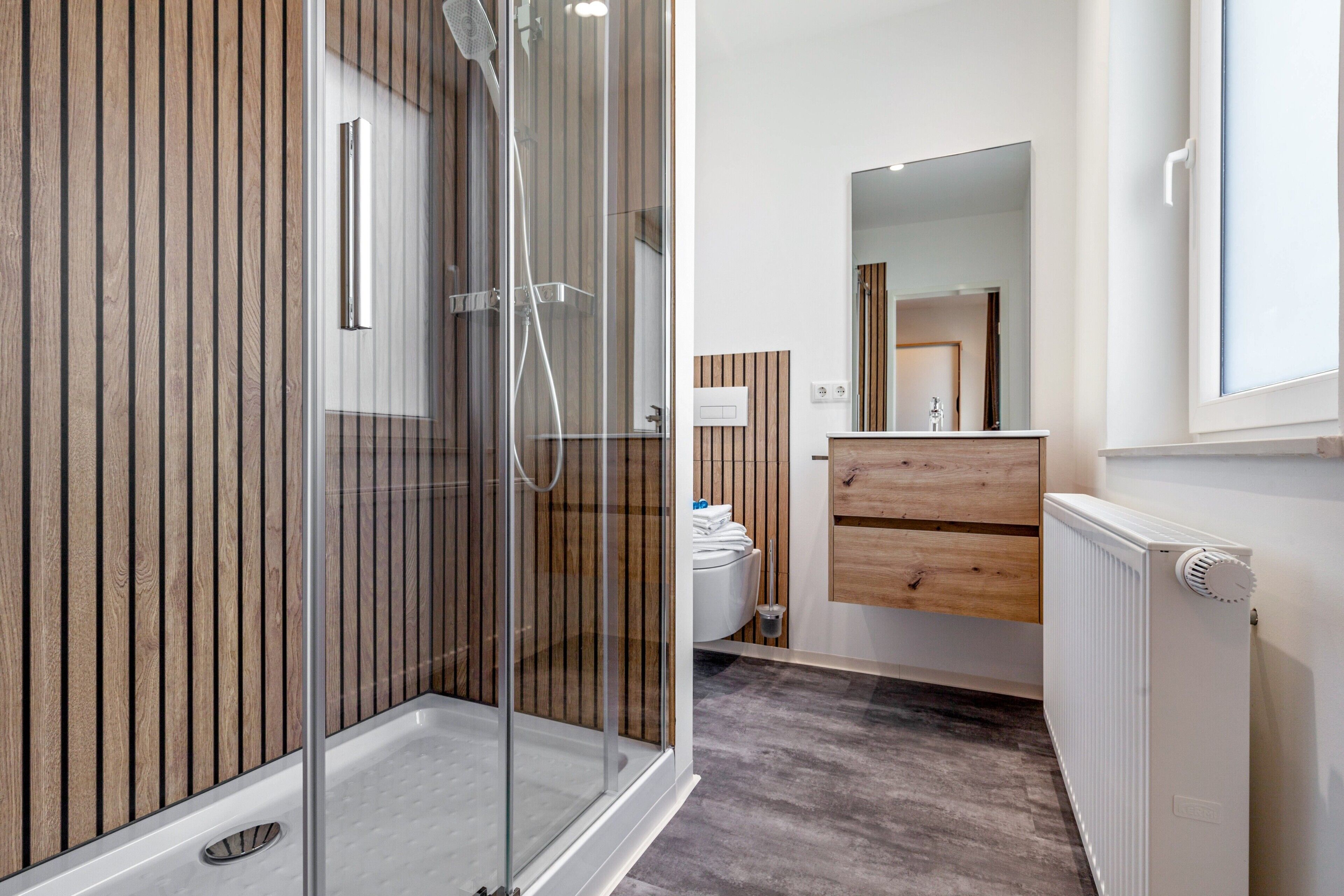 Shower, hair dryer, towels
