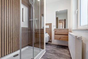 Shower, hair dryer, towels - Studio Apartment 'Möbliertes Radebeul' with Balcony and Wi-Fi (Radebeul)
