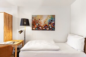 WiFi, bed sheets - Studio Apartment 'Möbliertes Radebeul' with Balcony and Wi-Fi (Radebeul)