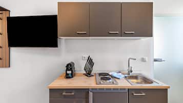 Wasserkocher mit Kaffee-/Teezubehör, Kühlschrank, Mikrowelle, Herdplatte