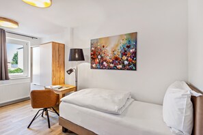 WiFi, bed sheets - Studio Apartment 'Möbliertes Radebeul' with Balcony and Wi-Fi (Radebeul)