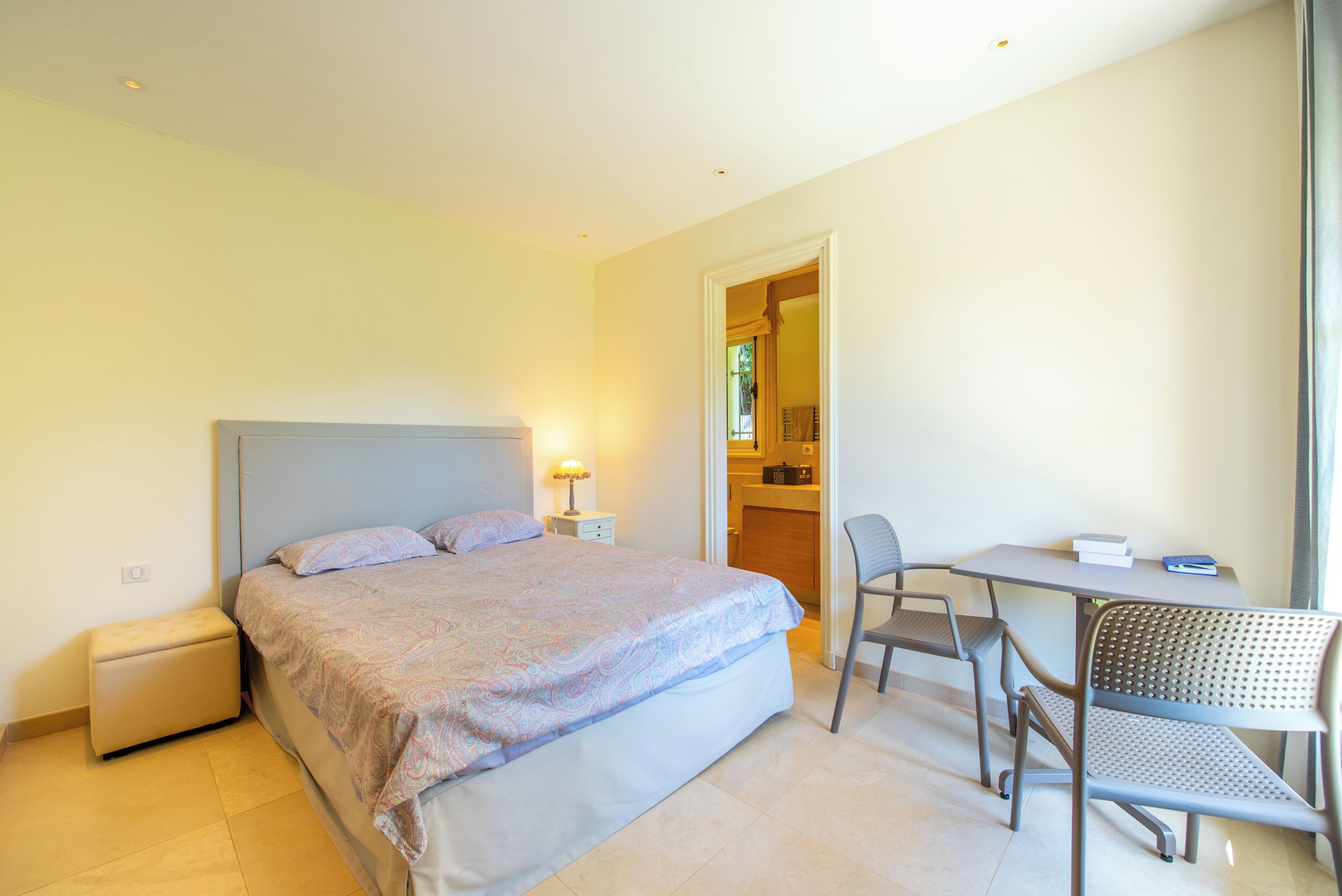 5 bedrooms, iron/ironing board, WiFi (free), bed sheets