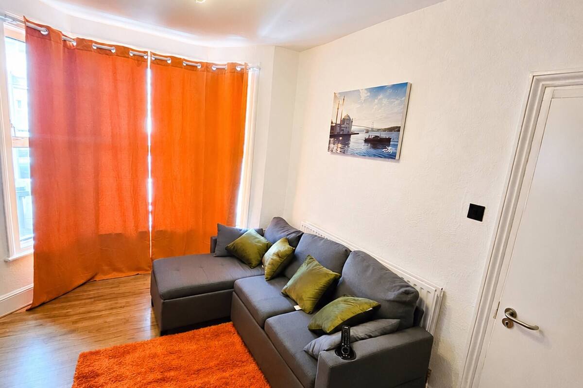Room, 1 Bedroom | Living room