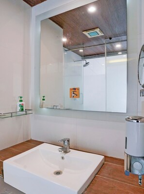 Chuveiro, toalhas de banho, sabonete, shampoo