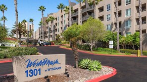 Schild für 'WorldMark 1301 by Wyndham', das ein Hotel angibt.