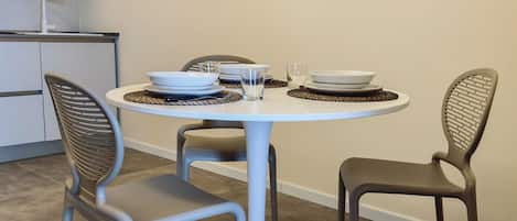Comfort House, 1 Queen Bed, Valley View | Dining